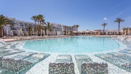 Grand Palladium White Island